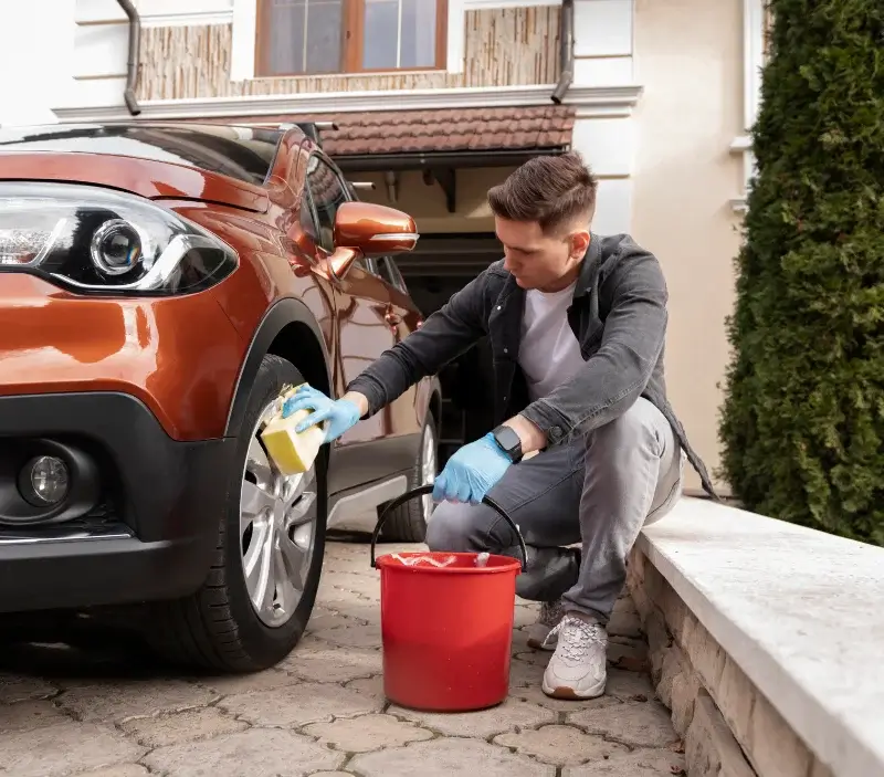 Lavage auto à domicile Saint-Savinien : professionnel intervenant sur un véhicule